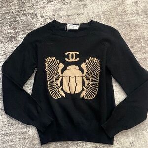 CHANEL CC SCARAB CASHMERE JUMPER. SIZE LARGE (fits like a small). PRISTINE. 🖤💛